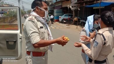 Photo of नगर निरीक्षक ने अमले को खिलाये फल,निरोगी काया का बतलाया महत्व