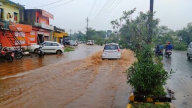 Photo of नगर विकास के दावों पर भारी, नदी बनती डिंडोरी की सड़कें