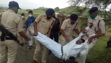 Photo of विधायक ओमकार सिंह मरकाम की प्रभारी मंत्री मिलने की जिद्द, पुलिस ने उठा कर किया अलग