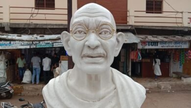 Photo of गांधी प्रतिमा से बार बार की जा रही है छेड़छाड़