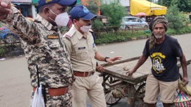 Photo of यातायात पुलिस द्वारा बस स्टैंड में लोगो को जागरूक कर करवाया जा रहा वेक्सीनेशन