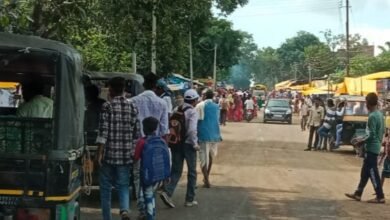 Photo of विक्रमपुर हॉट के चलते सड़क अव्यवस्थाओं का शिकार