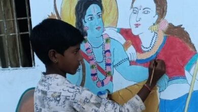 Photo of नन्हे चित्रकार ने दीवार पर बनाये भगवान राम सीता के आकर्षक चित्र