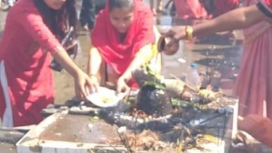 Photo of नर्मदा जयंती के अवसर पर  श्रद्धालुओं ने लगाई  आस्था की डुबकी