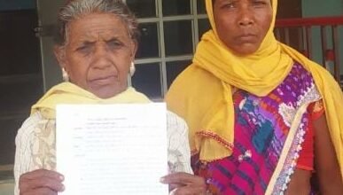 Photo of बुजुर्ग बैगा महिला ने अधियार द्वारा भूमि हड़पे जाने की शिकायत कलेकटर से की