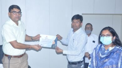 Photo of कलेक्टर रत्नाकर झा ने कनिष्ठ अभियंता सोनवानी को उत्कृष्ट प्रदर्शन करने पर प्रशस्ति पत्र प्रदान किया