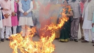 Photo of भाजपा नेताओं ने, अधीर रंजन चौधरी का पुतला दहन किया