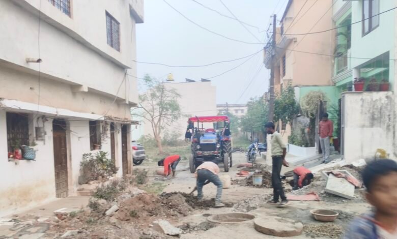 Photo of “अंधा पीसे कुत्ते खाएं” की तर्ज पर जिला मुख्यालय में चल रही करोड़ो की सीवर लाइन परियोजना