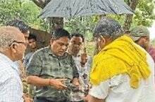 Photo of प्रधानमंत्री जनमन योजना के अंतर्गत बनाई गई घटिया सड़क की जांच