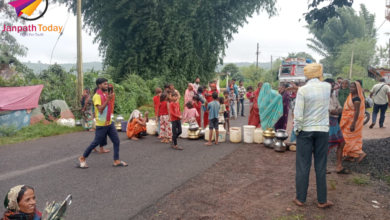 Photo of पानी की समस्या से परेशान ग्रामीणों ने किया चकाजाम