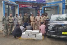 Photo of कोतवाली डिण्‍डौरी पुलिस ने पकड़ा अवैध शराब का जखीरा, हुंडई वैन्यू कार के साथ 04 आरोपी  गिरफ्तार 