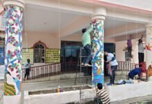 Photo of कलेक्ट्रेट परिसर की दीवारों में दिखेगी अब गोंडी पेंटिंग, कलाकारों ने किया प्रशासन की पहल का स्वागत 