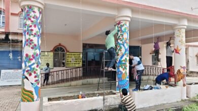 Photo of कलेक्ट्रेट परिसर की दीवारों में दिखेगी अब गोंडी पेंटिंग, कलाकारों ने किया प्रशासन की पहल का स्वागत 