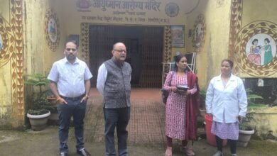 Photo of ड्यूटी में गैरहाजिर स्वास्थ्य अधिकारी और कर्मचारियों को सीएमएचओ ने थमाया नोटिस 
