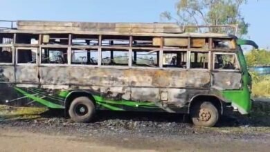 Photo of खड़ी बस में लगी आग दुर्घटना या साजिश ,धू धू कर जलकर खाक हुई बस