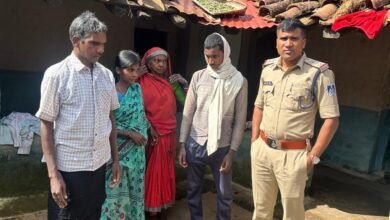 Photo of दिव्यांगों की मदद के लिए बढ़ने लगे हाथ- क्षेत्रीय जनप्रतिनिधि मधुबन धुर्वे के बाद कोतवाली टीआई ने पहुंचाई दिव्यांगों को मदद