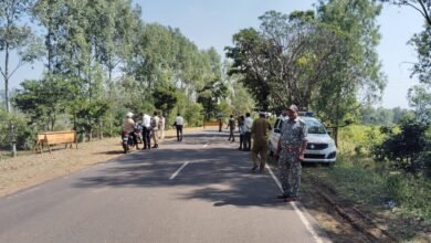 Photo of यातायात पुलिस कर रही है रूटीन जांच- पीएचक्यू के निर्देश के बाद डबल हेलमेट के साथ यातायात नियमों के पालन करने समझाइश