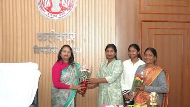Photo of डिप्टी कलेक्टर बनी रश्मि कुशरे ,कलेक्टर श्रीमती अंजू पवन भदौरिया ने दी बधाई