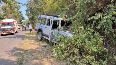 Photo of टेक्सी वाहन तूफान अनियंत्रित होकर टीले से टकराया कई घायल- जांच में जुटी पुलिस 