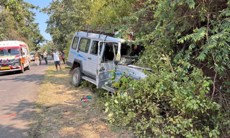 Photo of टेक्सी वाहन तूफान अनियंत्रित होकर टीले से टकराया कई घायल- जांच में जुटी पुलिस 