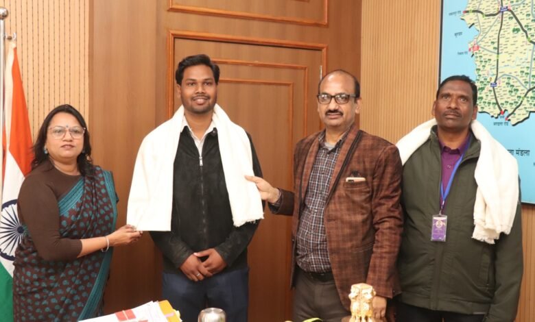 Photo of कलेक्टर श्रीमती अंजू पवन भदोरिया ने किया एसआईआर (sir)में अच्छा कार्य करने वाले बीएलओ का सम्मा्न