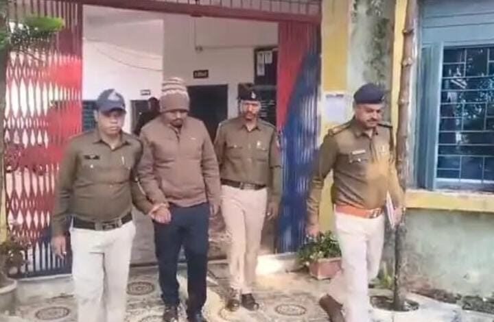 Photo of छात्रा को अश्लील मैसेज भेजने वाला शिक्षक गिरफ्तार: 4 दिन बाद सागर से पकड़ा गया आरोपी