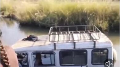 Photo of रोरा नदी में अनियंत्रित होकर गिरा तूफान वाहन, बाल-बाल बचा चालक