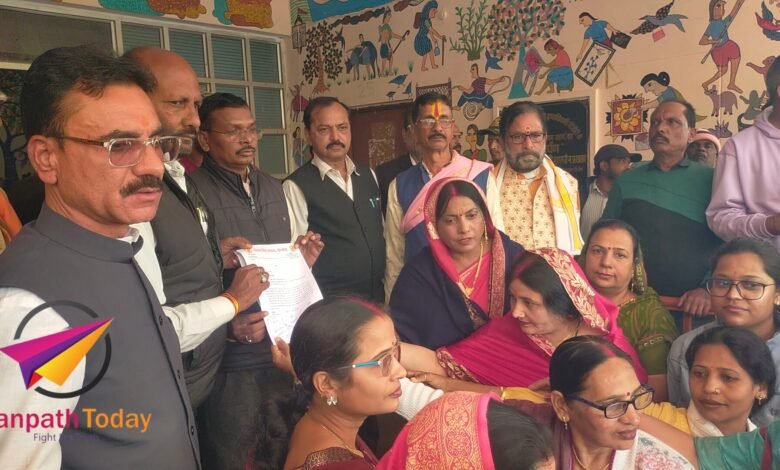 Photo of ब्राह्मण समाज ने सौंपा मुख्यमंत्री के नाम ज्ञापन:  आई ए एस वर्मा को निलंबित करने और  एफ आई आर करने की मांग 