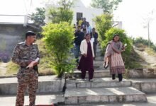 Photo of मां शारदा टेकरी में सौंदर्यीकरण में बरती जा रही लापरवाही पर कलेक्टर सख्त, ठेकेदार के सुपरवाइजर को लगाई फटकार