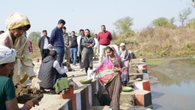Photo of निगवानी कोदो-कुटकी खरीदी केंद्र और धोरई स्टॉप डैम का कलेक्टर ने किया औचक निरिक्षण,1560 स्टॉप डेमो में लगाएं गेट 
