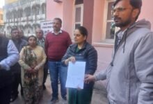 Photo of जिला पंचायत में जनप्रतिनिधि(अध्यक्ष )और अधिकारी( सीईओ) के बीच में तनातनी – दोनों ने लगाये एक दूसरे पर अभद्रता करने का आरोप