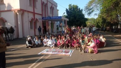 Photo of रूद्रेश परस्ते के नेतृत्व में स्व सहायता समूह की महिलाओं का धरना प्रदर्शन- sdm ने थमाया नोटिस धारा 163 का हवाला 