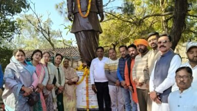 Photo of पूर्व  प्रधानमंत्री स्व अटल बिहारी वाजपेई के जन्म दिवस पर भाजपा कार्यकर्ताओं ने की पुष्पांजलि अर्पित