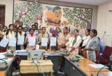 Photo of जिला पंचायत डिंडोरी सामान्य सभा की बैठक-  17 नवनियुक्त आंगनवाड़ी कार्यकर्ताओं/सहायिकाओं को वितरित किए गए नियुक्ति पत्र