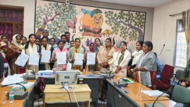 Photo of जिला पंचायत डिंडोरी सामान्य सभा की बैठक-  17 नवनियुक्त आंगनवाड़ी कार्यकर्ताओं/सहायिकाओं को वितरित किए गए नियुक्ति पत्र