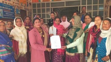 Photo of समय पर नहीं मिल रहा खाद्यान्न और मानदेय की राशि- स्व सहायता समूह की महिलाओं ने कलेक्टर से की मांग