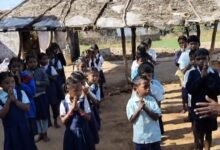 Photo of मासूम बच्चे कर रहे गुहार, स्कूल भवन बनवा दो सरकार – खुले आसमान के नीचे अपना भविष्य सवार रहे नौनिहाल 