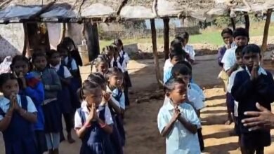 Photo of मासूम बच्चे कर रहे गुहार, स्कूल भवन बनवा दो सरकार – खुले आसमान के नीचे अपना भविष्य सवार रहे नौनिहाल 