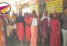 Photo of सलैया गाँव में नही मिल रहा पीने के पानी – महिलाओं ने कहा पलायन को मजबूर होंगे गांव के लोग