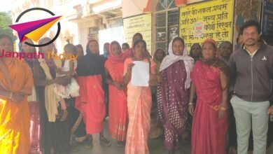 Photo of सलैया गाँव में नही मिल रहा पीने के पानी – महिलाओं ने कहा पलायन को मजबूर होंगे गांव के लोग