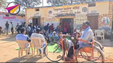 Photo of विद्यालय या रुग्णालय – अस्पताल में संचालित हो रहा सरकारी स्कूल – इलाज और पढ़ाई एक ही भवन में