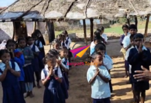 Photo of मासूम बच्चे कर रहे गुहार, स्कूल भवन बनवा दो सरकार – खुले आसमान के नीचे अपना भविष्य सवार रहे नौनिहाल 