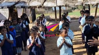 Photo of मासूम बच्चे कर रहे गुहार, स्कूल भवन बनवा दो सरकार – खुले आसमान के नीचे अपना भविष्य सवार रहे नौनिहाल 