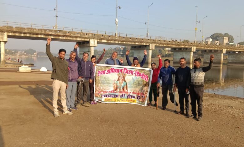 Photo of मैया अभियान सतत जारी- संक्रांति के पूर्व सेवादारों ने की घाटों की सफ़ाई