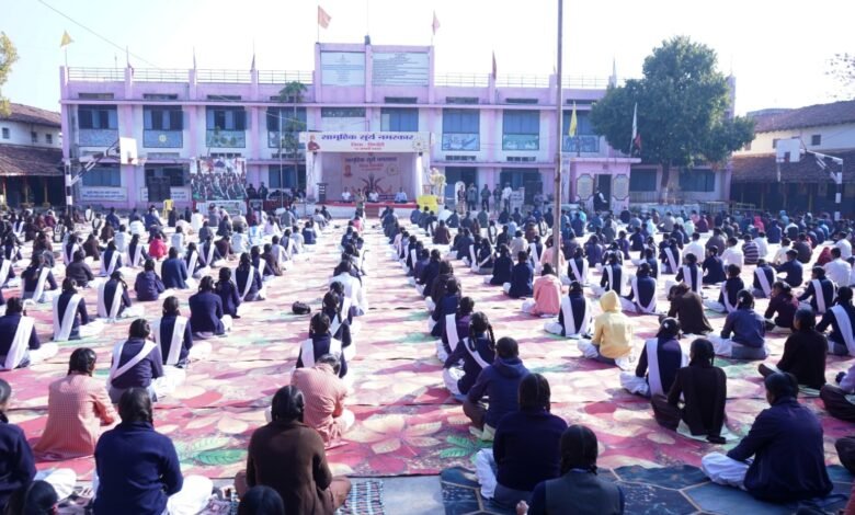Photo of जिले भर में आयोजित हुआ सूर्य नमस्कार- उत्कृष्ट विद्यालय मैदान में जिला स्तरीय कार्यक्रम आयोजित 