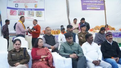 Photo of कलेक्टर श्रीमती अंजू पवन भदोरिया ने की नर्मदा जी की पूजा अर्चना, बांटे गर्म वस्त्र 