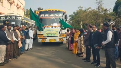 Photo of जिले से 200 तीर्थ यात्री सोमनाथ यात्रा के लिए हुए रवाना जन प्रतिनिधि और अधिकारियों ने दिखाई बसों को हरी झंडी