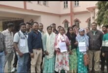 Photo of मानदेय न मिलने से आक्रोशित स्वास्थ्य आउटसोर्स कर्मचारियों ने जनसुनवाई में लगाई गुहार, 4 महीने से वेतन का इंतजार