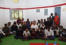 Photo of इटली के पेंटिंग्स कलाकार ने देखा गौंडी पेंटिंग – राष्ट्रपति से सम्मानित जिले के कलाकारों ने प्रारंभ किया गौंडी चित्रकला प्रशिक्षण