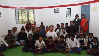 Photo of इटली के पेंटिंग्स कलाकार ने देखा गौंडी पेंटिंग – राष्ट्रपति से सम्मानित जिले के कलाकारों ने प्रारंभ किया गौंडी चित्रकला प्रशिक्षण